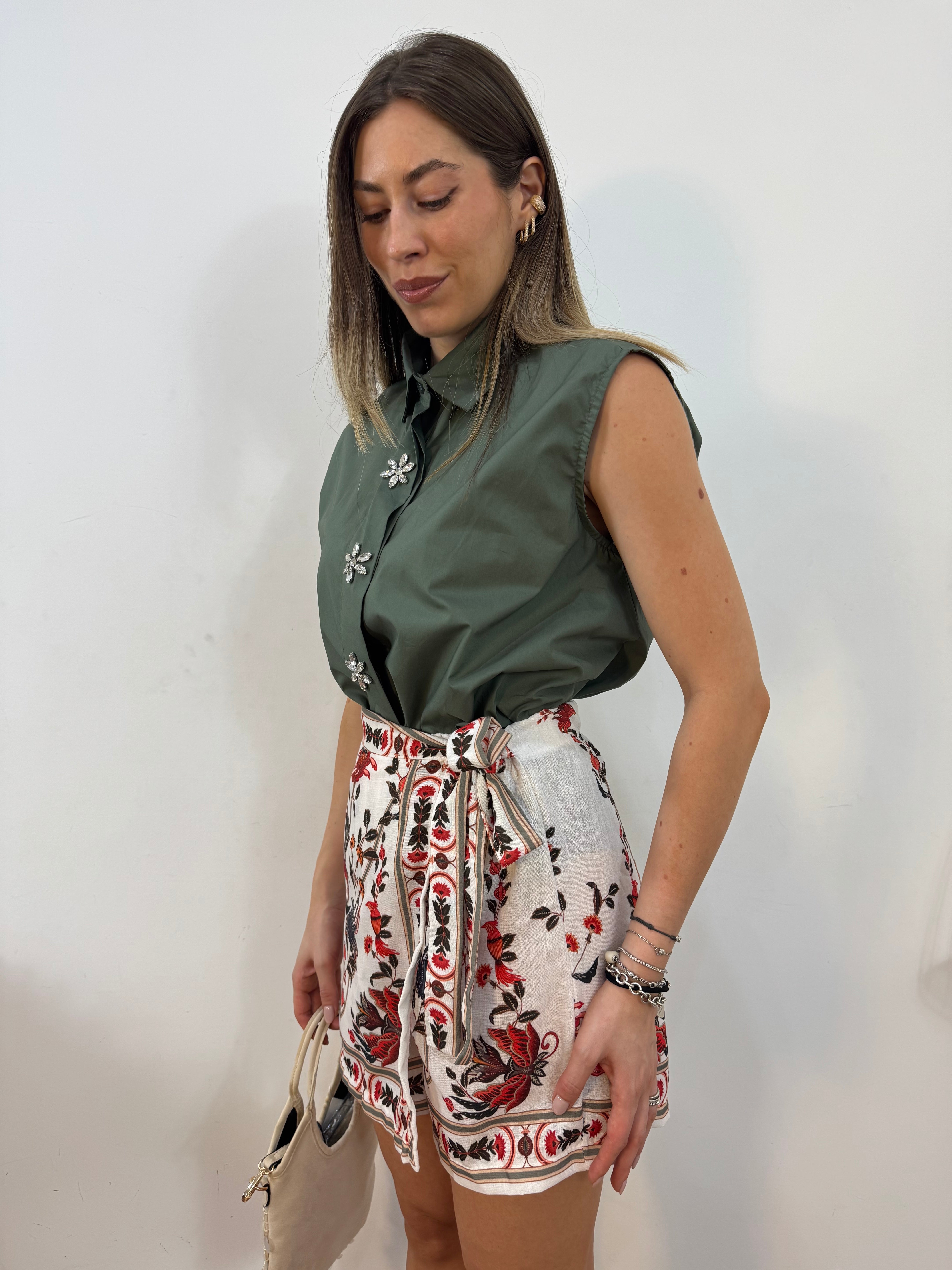 Camicia verde bottoni gioiello