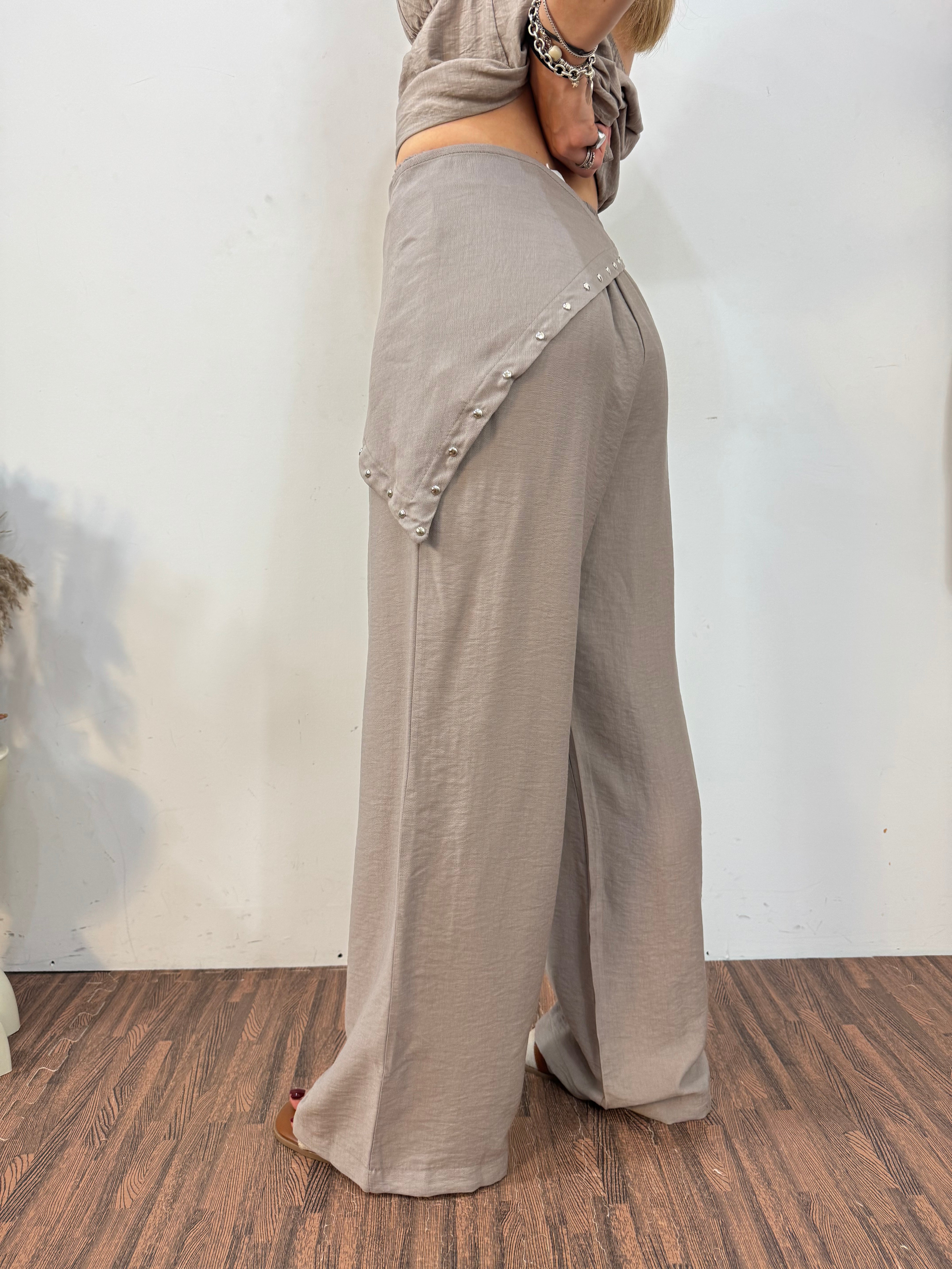 Pantalone borchie