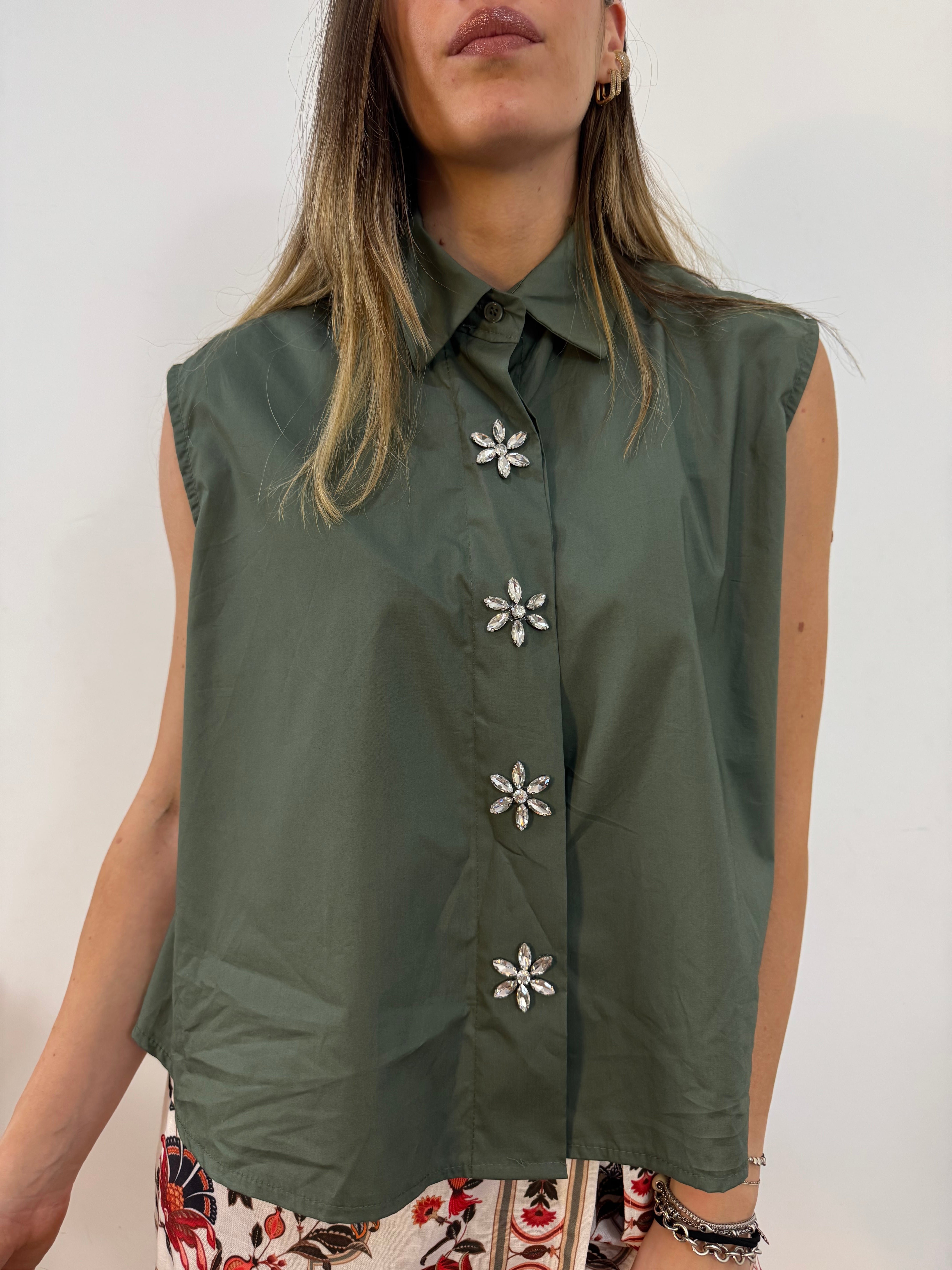 Camicia verde bottoni gioiello