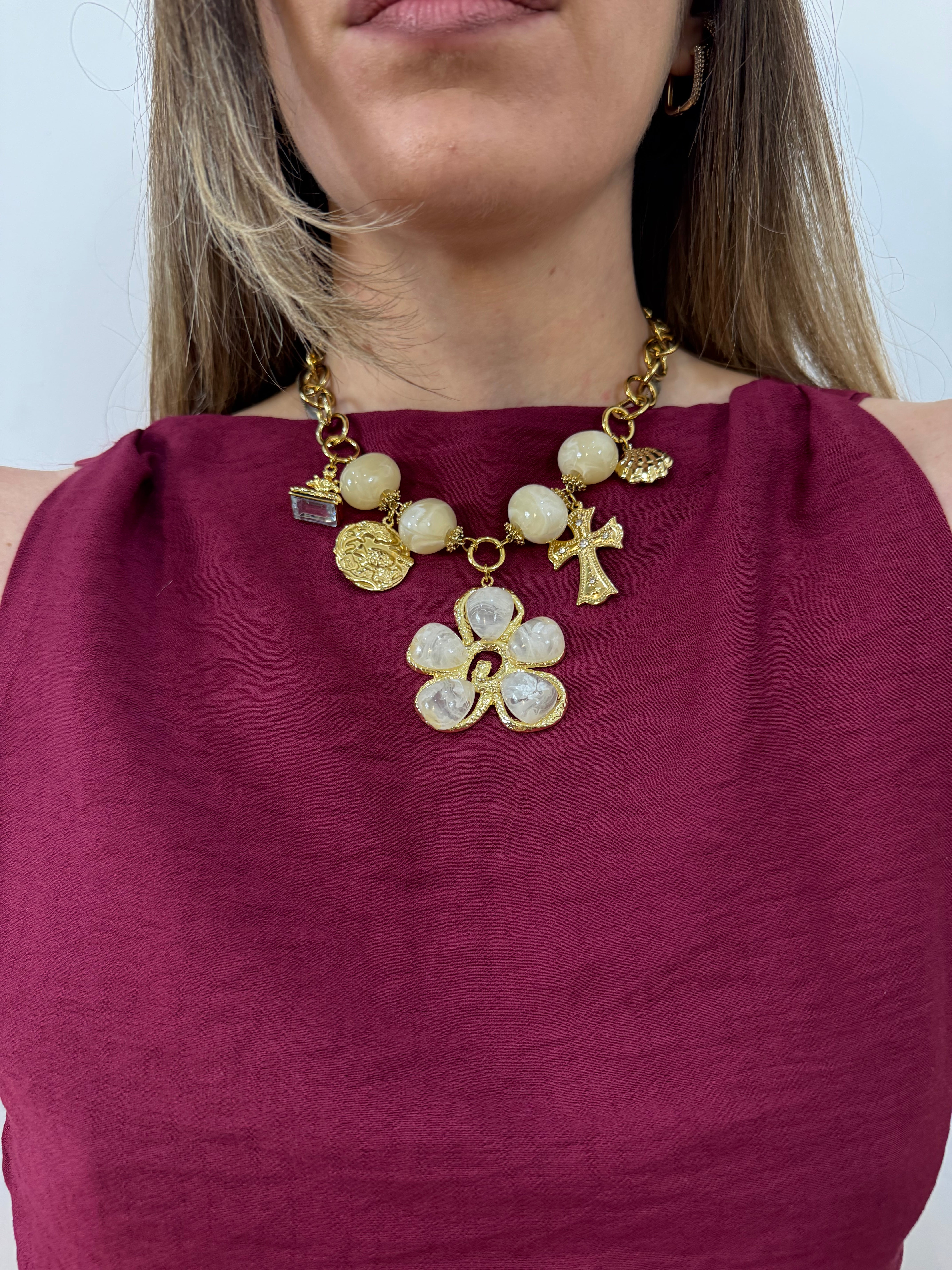 Collana white flower