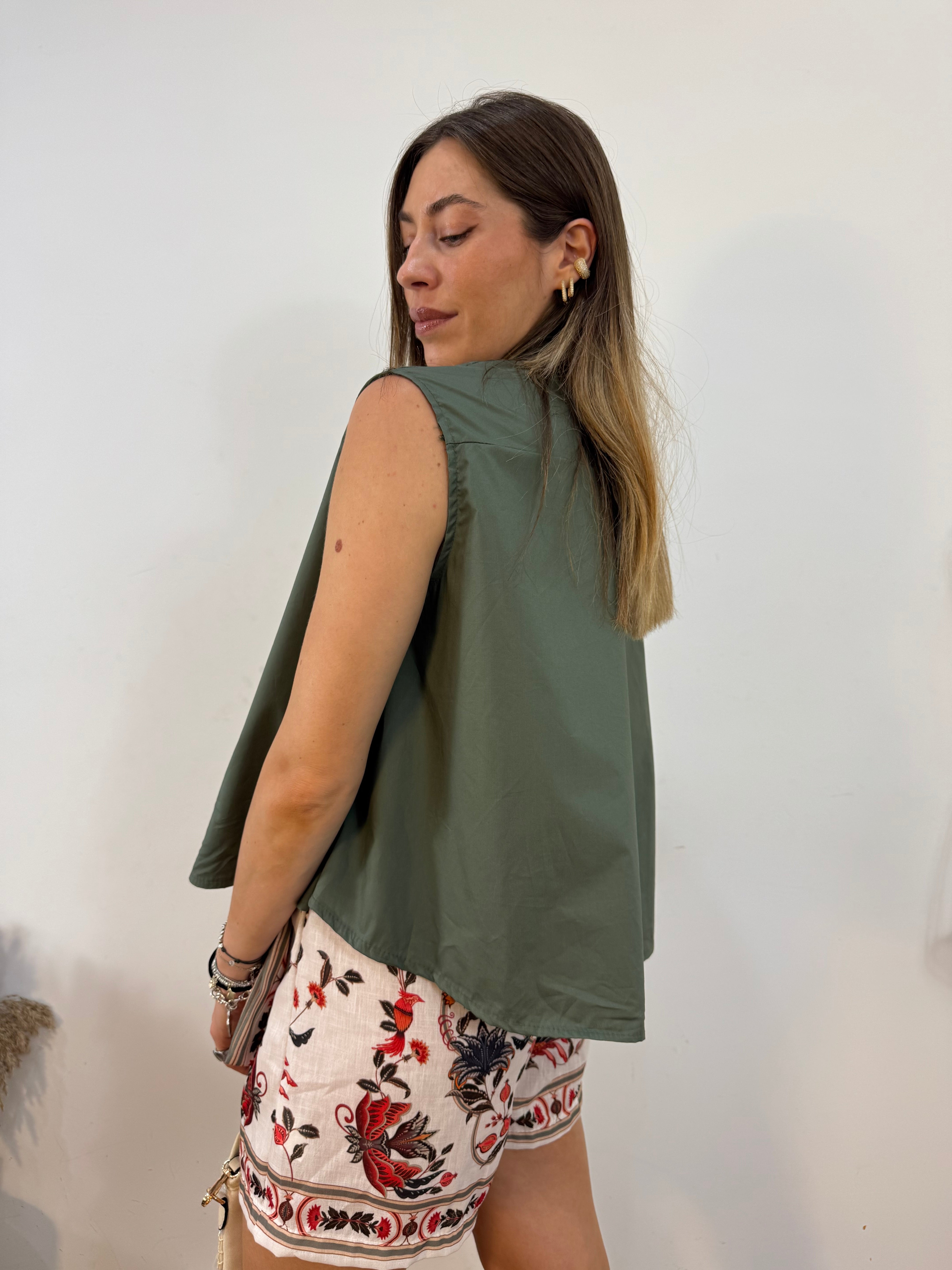 Camicia verde bottoni gioiello