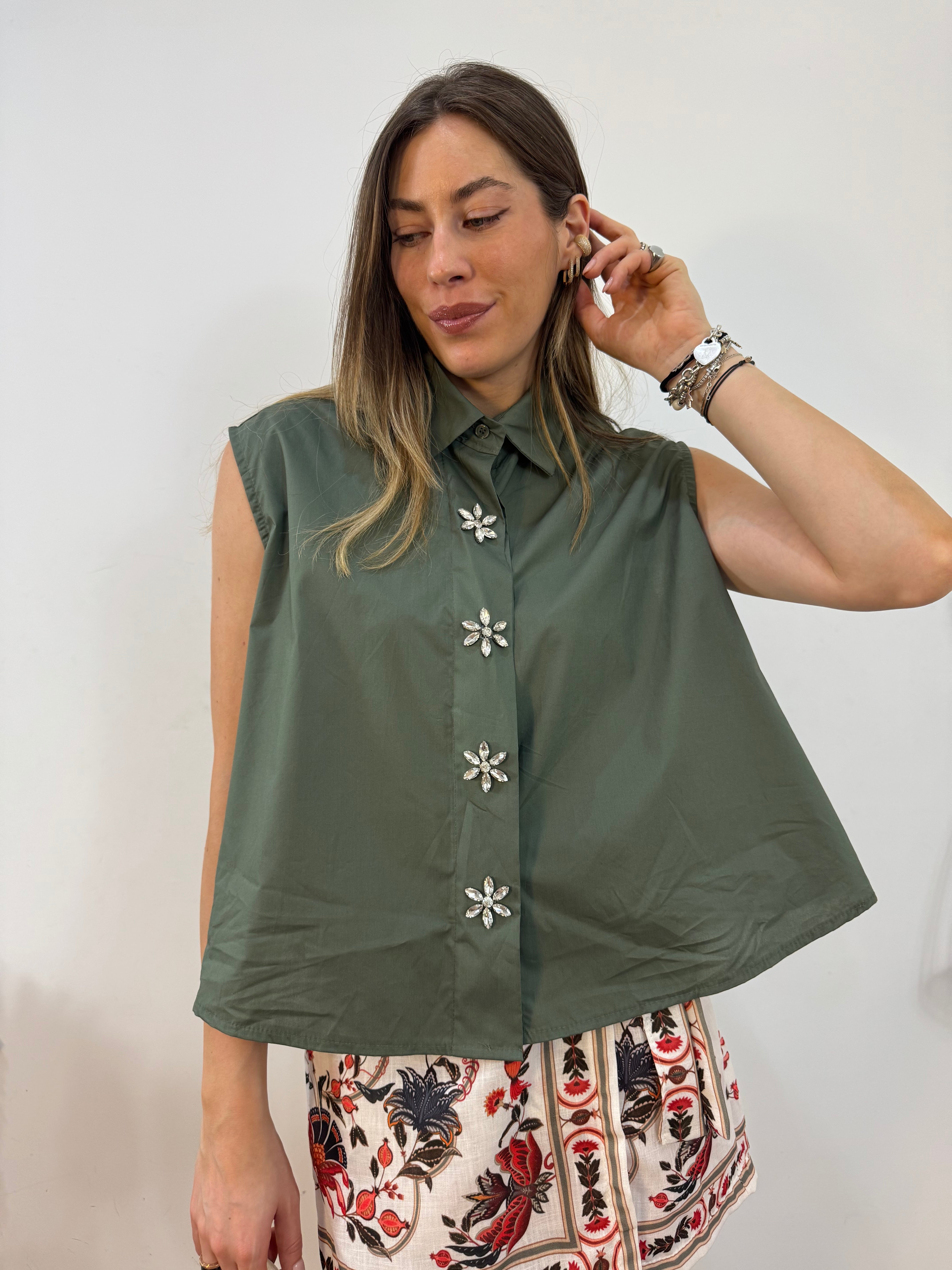 Camicia verde bottoni gioiello
