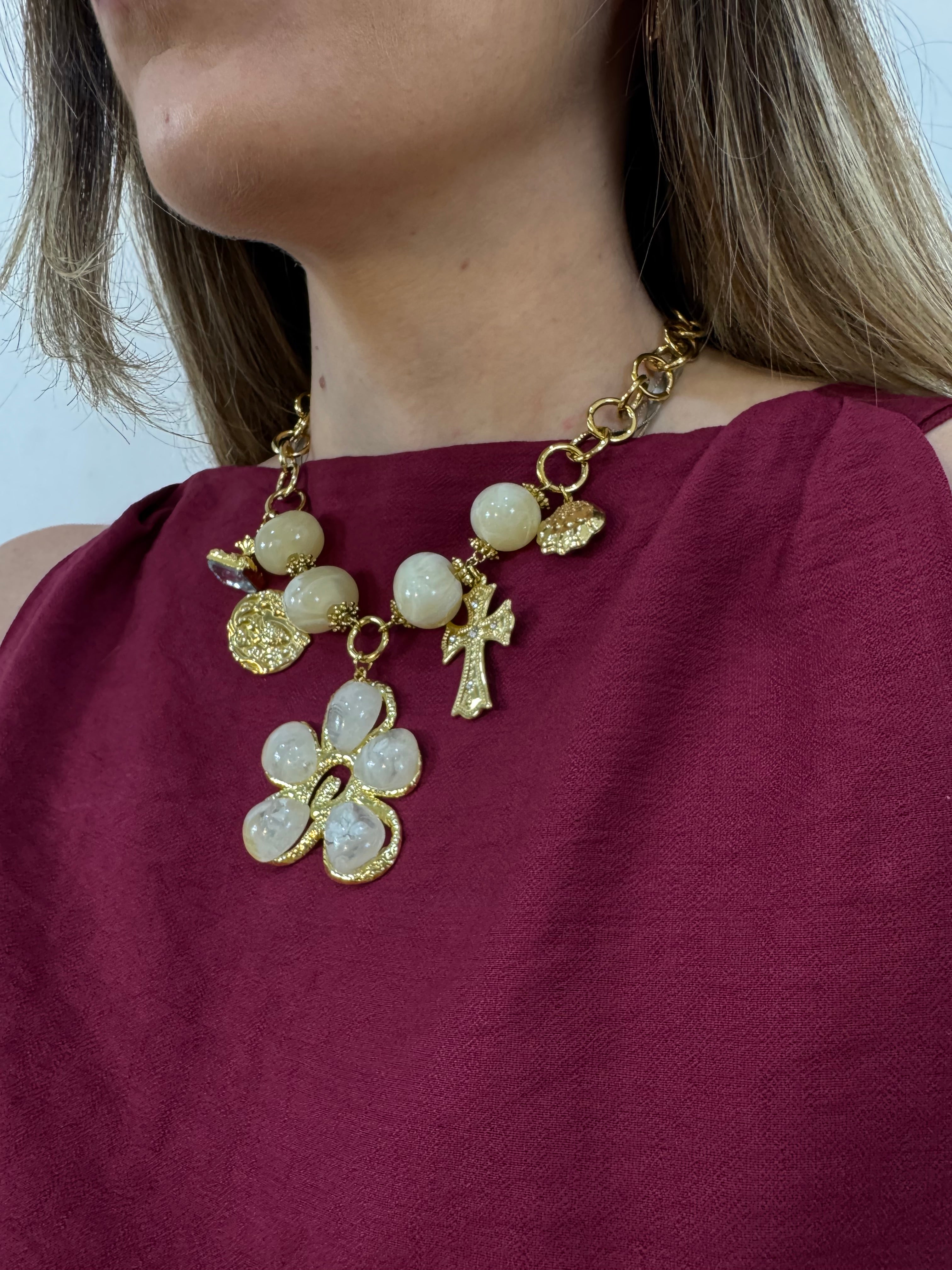 Collana white flower