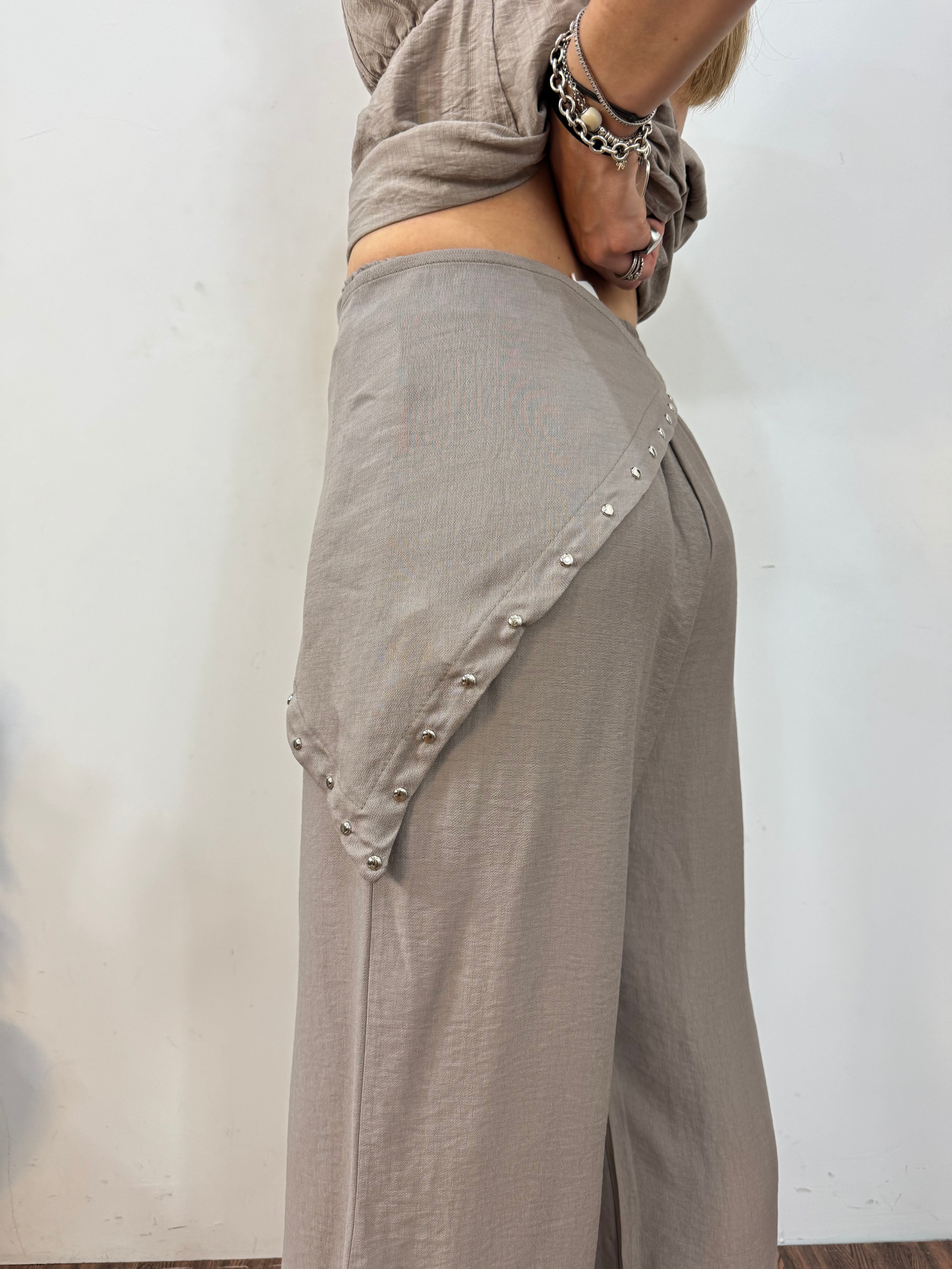 Pantalone borchie