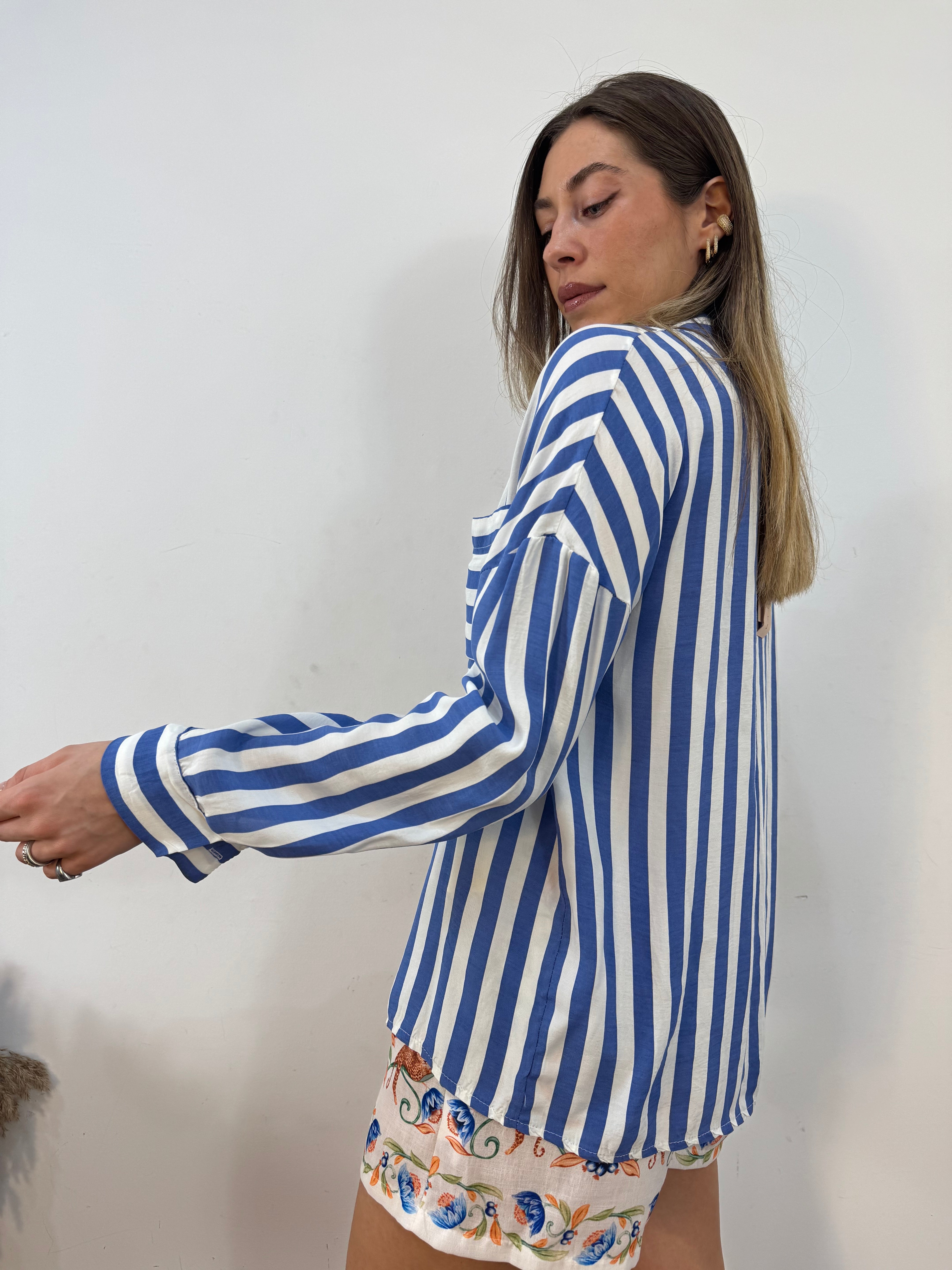 Camicia a righe azzurre
